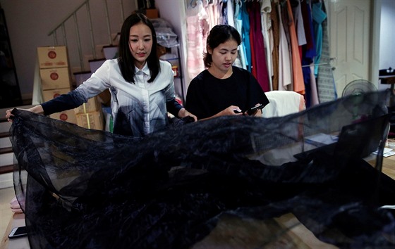 Jedna z odvních firem v Thajsku pila po smrti krále Pchúmipchona Adundéta s...