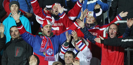 Fanouci eských fotbalist na tribunách vítkovického stadionu pi...