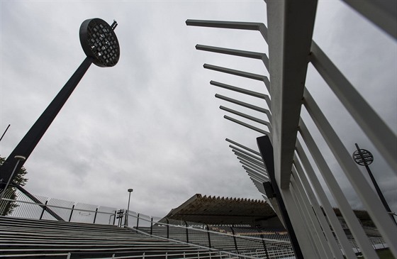 Východní tribuna na fotbalovém stadionu Pod lízátky v Hradci Králové je po...