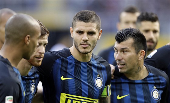 Mauro Icardi (uprosted) se svými spoluhrái z Interu Milán.