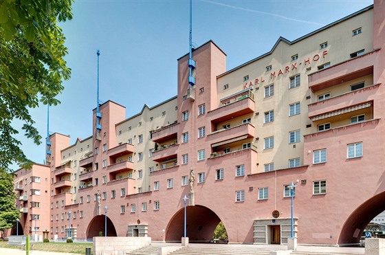 Nejznámjí Gemeindebau ve Vídni Karl Marx Hof, ve kterém je 1 272 byt.
