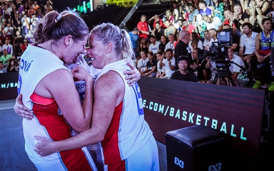 eské basketbalistky Tereza Vorlová, Kateina Novotná, Sára Krumpholcová a...