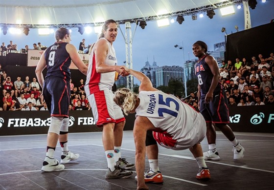 eská basketbalistka Tereza Vorlová pomáhá na nohy Michaele Uhrové bhem...