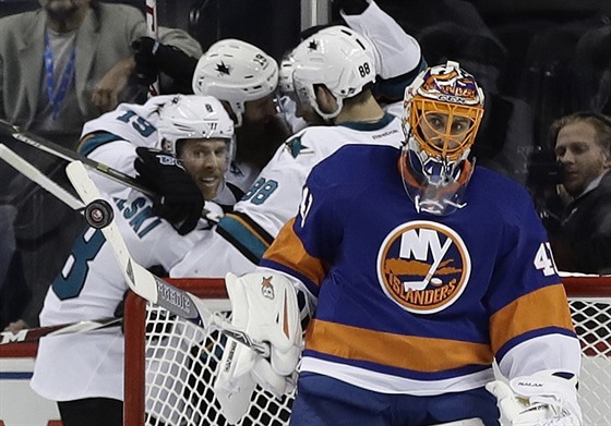 Jaroslav Halák v brance NY Islanders smutní, pekonal ho Tomá Hertl ze San...