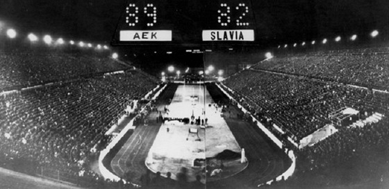 Byl pozdní veer, tvrtý apríl 1968. Basketbalisté AEK Atény hostili ve finále...