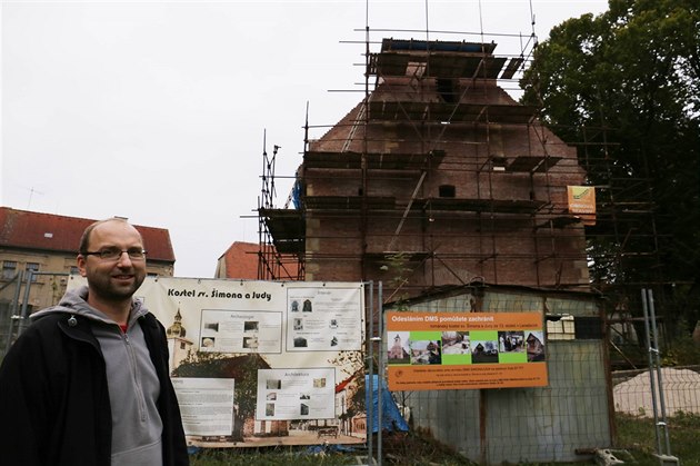 Pedseda okralovacího spolku Zdenk Plaek u kostela v Leneicích, který...