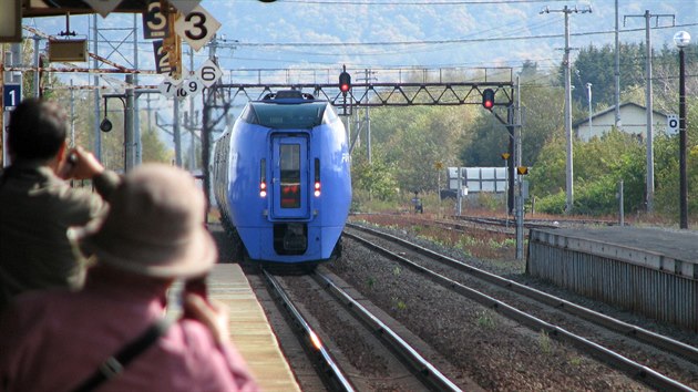 Cestující si fotí příjezd expresu Super Ozora do stanice Šintoku na trati z... Cestující si fotí příjezd expresu Super Ozora do stanice Šintoku na trati z...