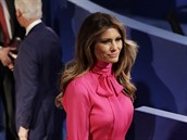 Melania Trumpov v halence Gucci s mal u krku ("pussy-bow") (9. jna 2016)