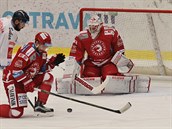 Třinecký Bohumil Jank (v červeném) se snaží zabránit vítkovickému Romanu... Třinecký Bohumil Jank (v červeném) se snaží zabránit vítkovickému Romanu...