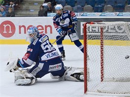 GL. Karel Vejmelka v brance Komety Brno u je bezmocn.