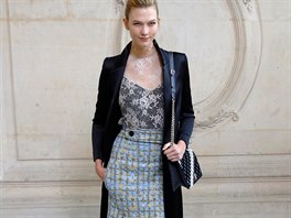 Na pehlídce Christian Dior u byla elegantnjí. K pouzdrové sukni a...