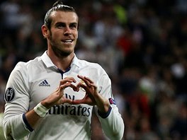 GLOV SRDKO. Gareth Bale oslavuje svj gl proti Legii Varava.