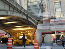 Jindy nechala umlkyn enu zmizet ped Grand Central Station, pímo mezi...