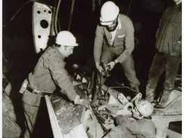 Dlníci montují zaízení ve velkých kavernách v podzemí u Mánesova mostu.
