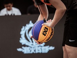 LUTO-FIALOVÝ MÍ. K basketbalu patí pedevím oranová koule, hra 3x3 vak...