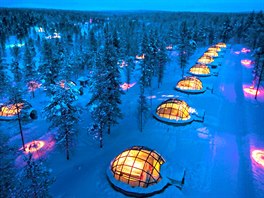 Polární záe nad postelí. Finové postavili vesnici sklenných iglú. Z výky to...