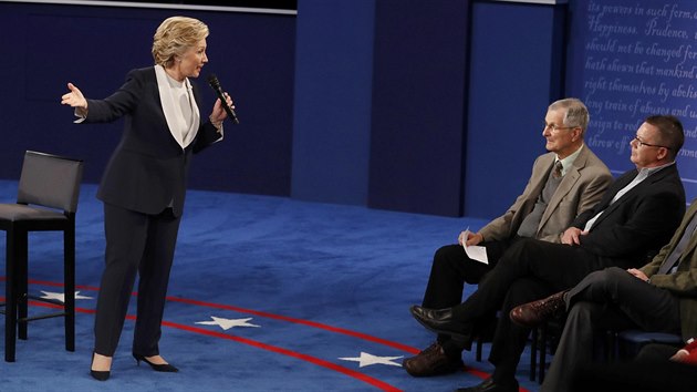 Demokratka Hillary Clintonov pi televizn debat. (10.jna 2016)