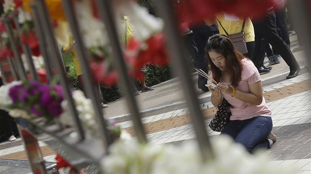 Thajci se modl za zdrav krle Pchmipchona Adundta. (13.10.2016)