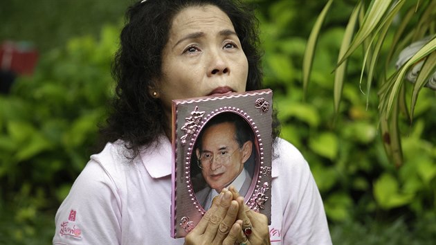 Thajci se modl za zdrav krle Pchmipchona Adundta. (13.10.2016)