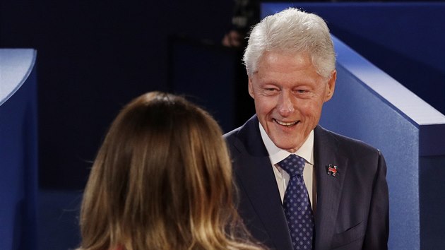 Bval prezident Bill Clinton a Melania Trumpov. (9.10.2016)