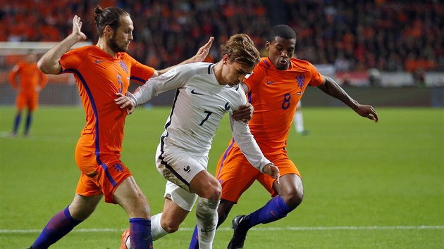 Mezi nizozemskou dvojici Daley Blind (vlevo) a Georginio Wijnaldum se dostal Antoine Griezmann 
z Francie.