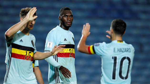 Belgit fotbalist Thomas Meunier, Christian Benteke a Eden Hazard (zleva) oslavuj gl v utkn s Gibraltarem.