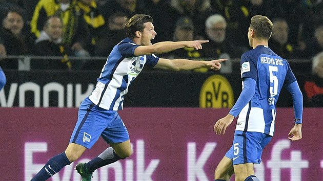 Valentin Stocker (vlevo) z Herthy oslavuje gl na hiti Dortmundu.
