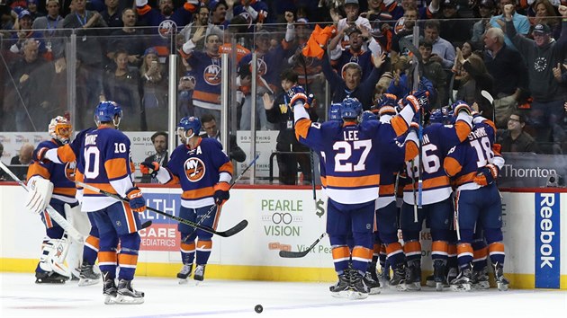 Jsaj hokejist, jsaj fanouci. Hokejist NY Islanders prv v prodlouen rozhodli souboj s Anaheimem.