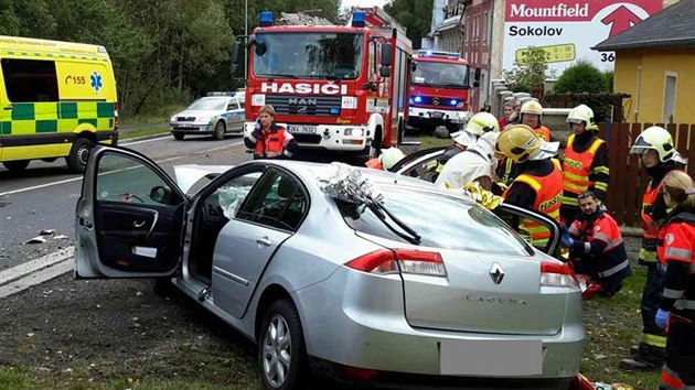 U Ostrova se srazilo osobn auto s autobusem, tyi lid se zranili.