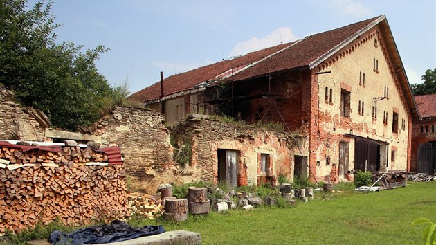 Hospodstv u tvrze v Okrouhl, kterou chebsk architekt Karel Haberzettl pestavl na romantick zmeek.