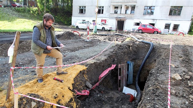 Archeolog Martin Volf u vkopu se vstupem do sklepen pln pvodn jchymovsk radnice z potku 16. stolet.