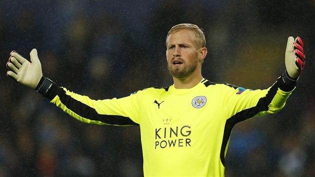 Brank Leicesteru Kasper Schmeichel v zpase Ligy mistr proti Kodani.