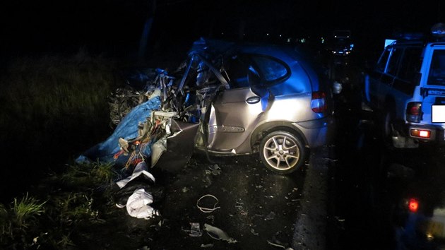 Smrteln dopravn nehoda u Strakonic, pi n se stetl osobn vz s nkladnm autem.