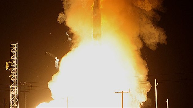 Operan test neozbrojen stely Minuteman III 25. nora 2012, zkladna Vandenberg v Kalifornii