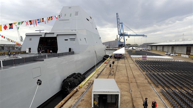 USS Zumwalt ped uvedenm do provozu (13. jna 2016)