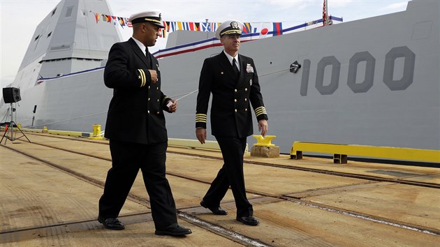 USS Zumwalt ped uvedenm do provozu. Vpravo kapitn James A. Kirk (13. jna 2016)