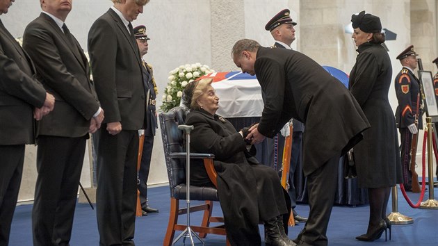 Slovensk prezident Andrej Kiska kondoluje vdov Emlii Kovov pi pietnm ceremonilu na Bratislavskm hrad bhem sttnho pohbu, kterm se Slove ...