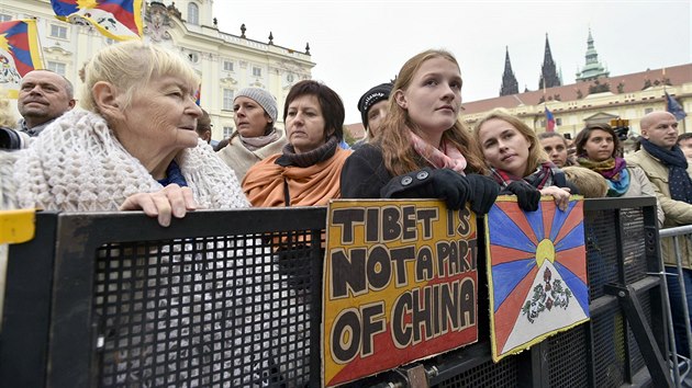 Zhruba tisc lid pivtalo na Hradanskm nmst v Praze tibetskho duchovnho vdce dalajlmu. Zastn se 20. ronku mezinrodn konference Forum 2000. (17. jna 2016)