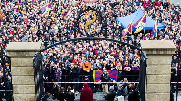 Zhruba tisc lid pivtalo na Hradanskm nmst v Praze tibetskho duchovnho vdce dalajlmu. Zastn se 20. ronku mezinrodn konference Forum 2000. (17. jna 2016)