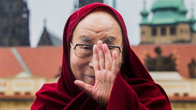 Zhruba tisc lid pivtalo na Hradanskm nmst v Praze tibetskho duchovnho vdce dalajlmu. Zastn se 20. ronku mezinrodn konference Forum 2000. (17. jna 2016)