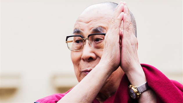 Tibetsk duchovn vdce dalajlma vystoupil ped asi tiscovkou lid na Hradanskm nmst v Praze. (17. jna 2016)