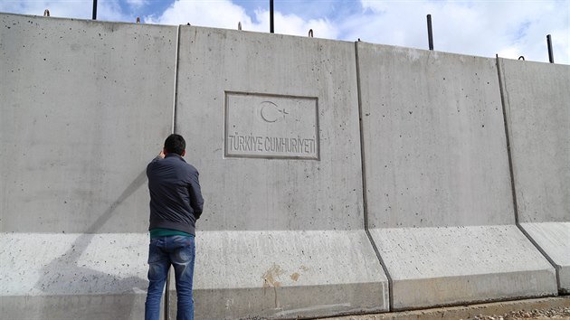 Turecko od jara loskho roku zaalo s vstavbou zdi na hranicch se Sri. Na konci z se ji rozhodla prothnout po cel dlce hranic, aby zamezila jejich nepovolenmu pekraovn.