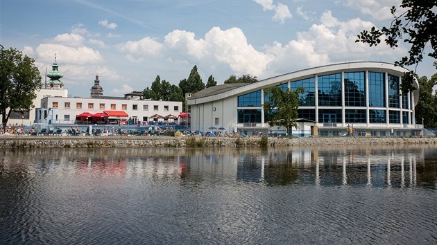 Plaveck stadion v eskch Budjovicch stoj na Sokolskm ostrov. V roce 2018 se chce radnice pustit do jet rozshlej pestavby celho pravho kdla objektu.