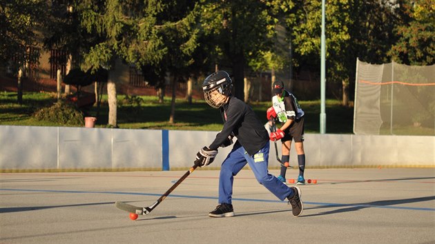 Hri v poli maj odlehenou vzbroj, aby se jim lpe bhalo.