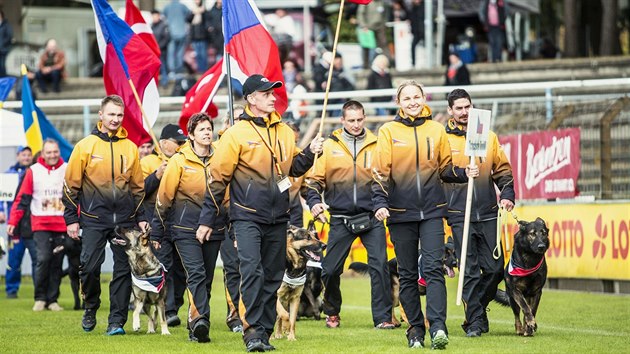 Kompletn esk vprava na zahjen MS WUSV nmeckch ovk. Vpedu vlevo s eskou vlajkou f esk vpravy Ji Tich, pln vpravo budouc misti svta Vclav Ouka a Qvido Vepeden. 