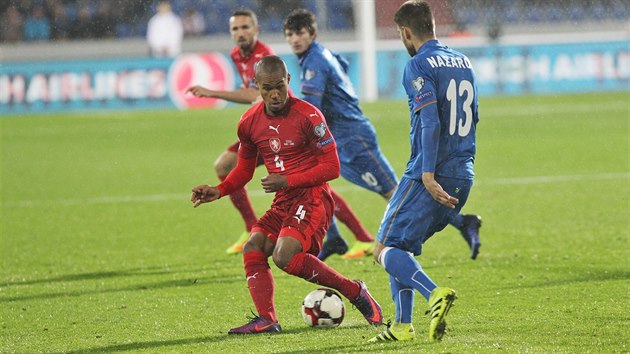 esk obrnce Theo Gebre Selassie (vlevo) v kvalifikaci o MS zastavuje zerbjdnskho zlonka Dimitrije Nazarova.