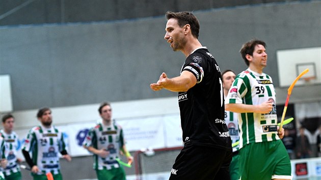 ZPAS PRO KOLKY. Mlad Boleslav (v ernm) proti Bohemians ve florbalov superlize.