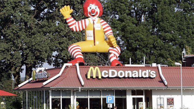 Ronald McDonald na stee restaurace v Nmecku.
