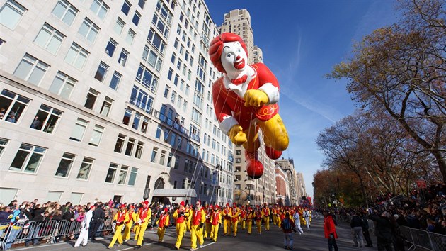 Ronald McDonald v nadivotn velikosti patil mezi stlice oslav Dne dkuvzdn v New Yorku.
