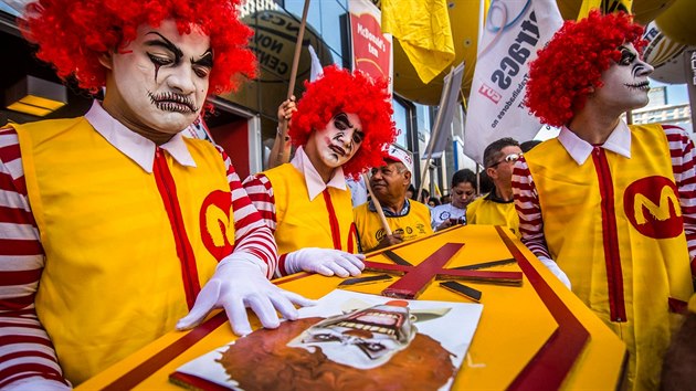 I Ronald McDonald m svou temnou strnku. Brazilt odbori v jeho upravenm kostmu protestovali proti nzkm mzdm zamstnanc.